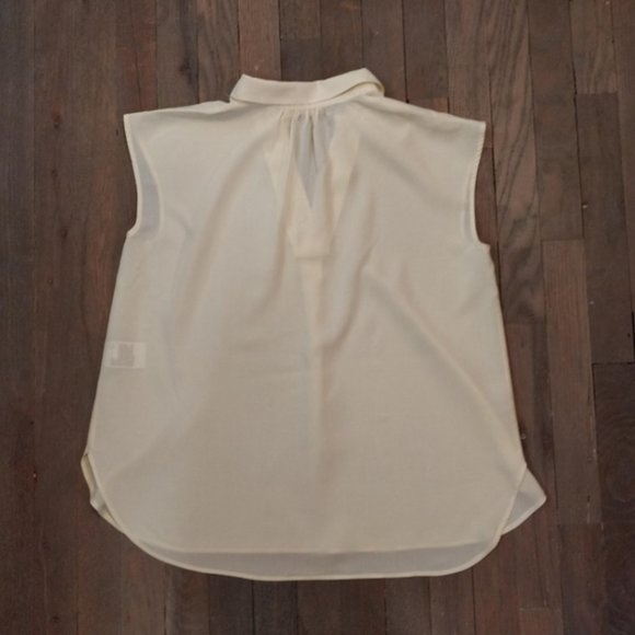 Buttercream Yellow Tunic Style Pop Over V Neck Short Sleeve Top NWOT - Picture 4 of 5